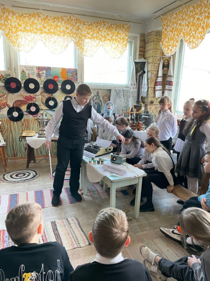 Выставка "Прекрасное далеко" в пришкольном музее "Русской старины".