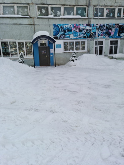 В МБОУ Инзенская НШ после обильного снегопада идет активная уборка снега..